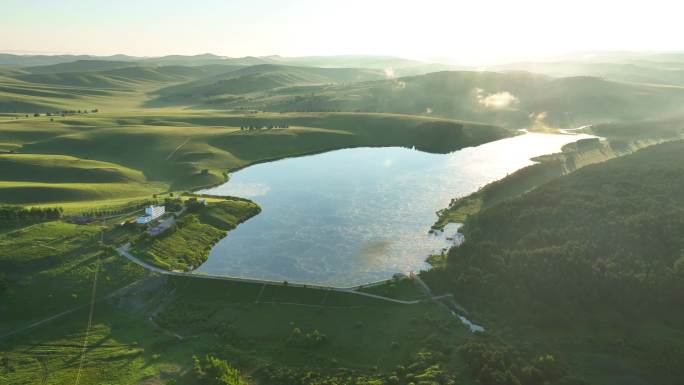 航拍草原山谷湖泊宁静的黎明
