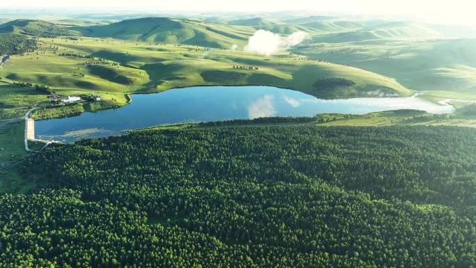 航拍草原山谷湖泊宁静的黎明