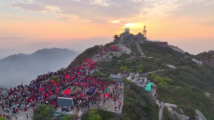 万人同迎泰山旭日 共沐山河壮丽时光