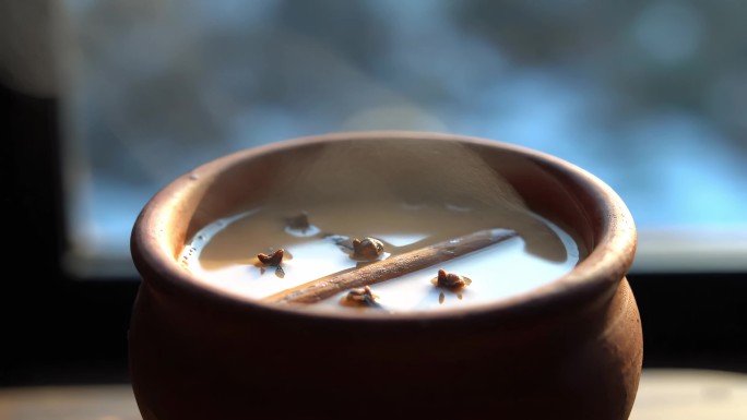 陶碗热汤冒着热气