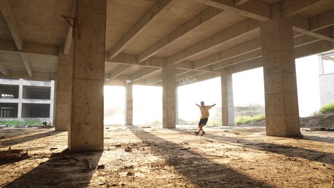废墟中奔跑的人