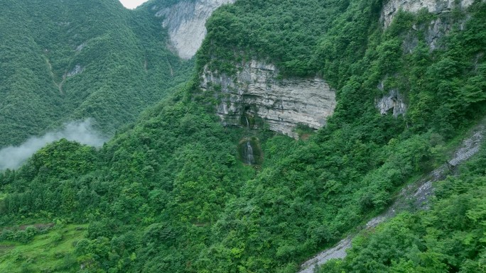 云雾缭绕的绿色山谷