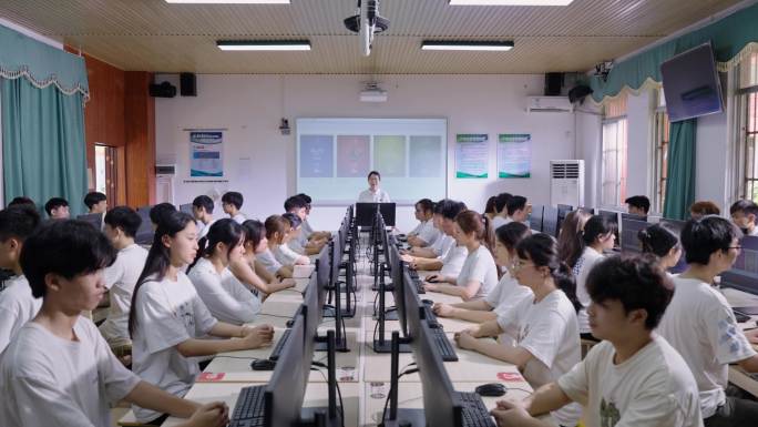 大学计算机课学生机房老师指导学生电脑操作
