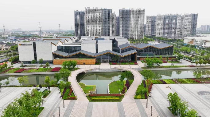 航拍现代建筑群与水景