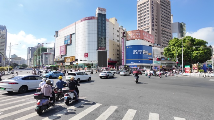 广西南宁朝阳广场城市十字路口交通繁忙景象