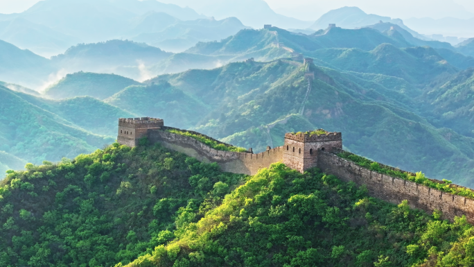 航拍云雾缭绕的万里长城