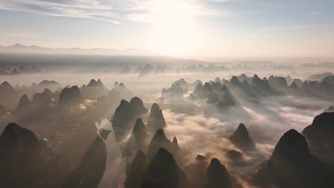 航拍桂林漓江上空的日出云海