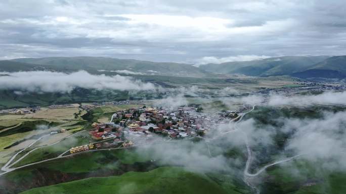 航拍四川阿坝州朗依寺全景