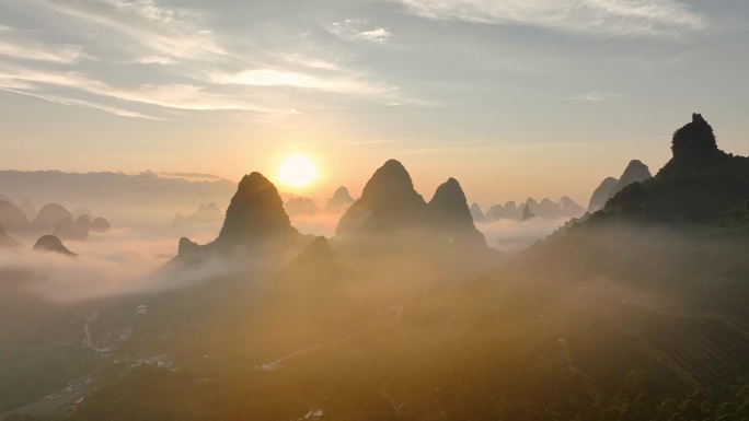 航拍桂林漓江上空的日出云海