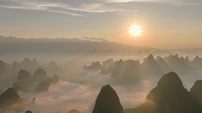 航拍桂林漓江上空的日出云海