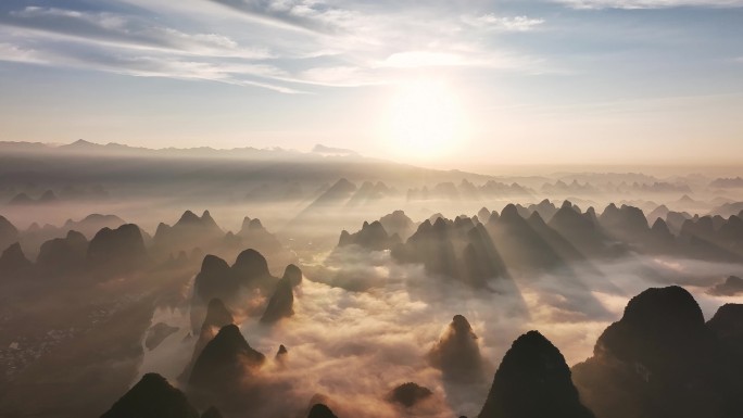 航拍桂林漓江上空的日出云海