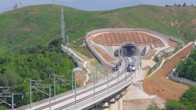 沈白高铁穿梭山岭隧道  高速综合检测列车