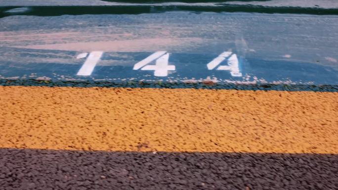 雨后蓝色停车场地面