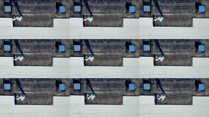 屋顶工在自粘屋顶上使用喷枪烘烤沥青卷材