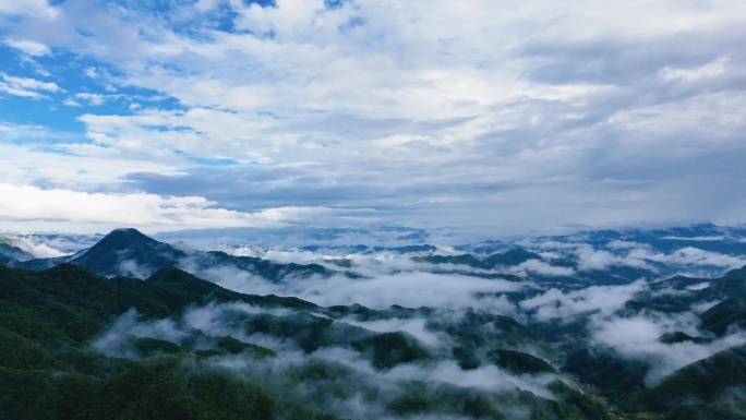 山峦叠嶂云雾缭穿云航拍