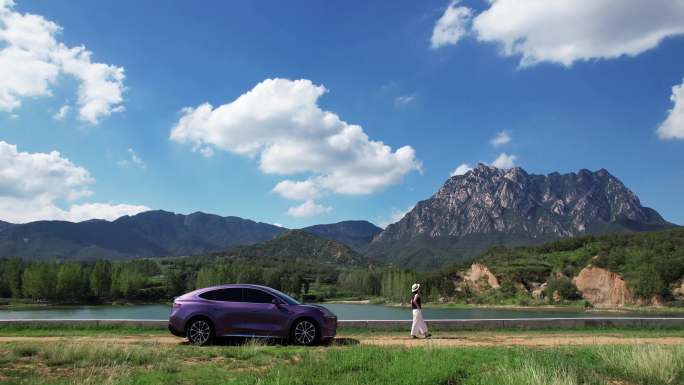 紫色汽车与女子户外风景