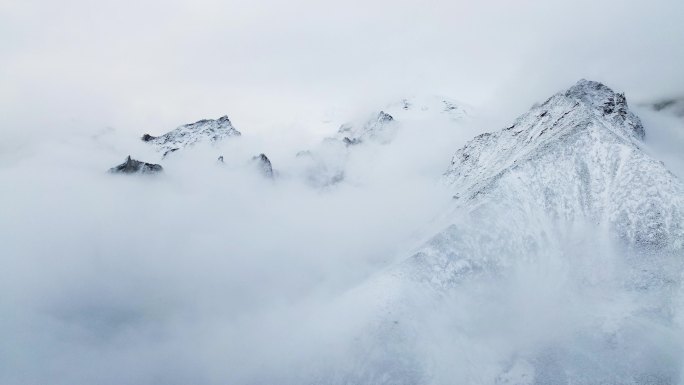 航拍云雾中雪山水墨山峰