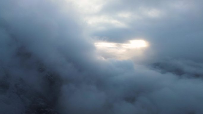 航拍雪山云雾中的第一缕阳光