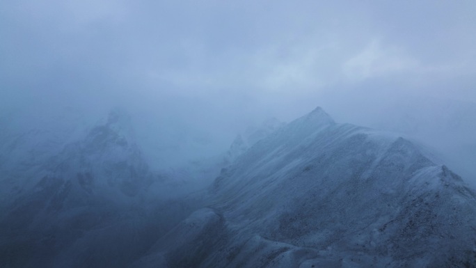 航拍云雾中雪山