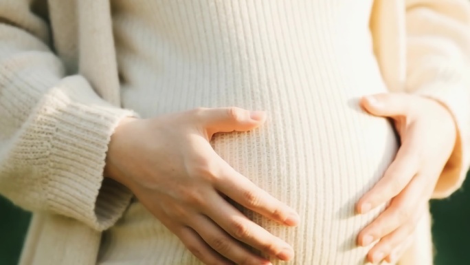 孕妇关爱：孕期检查与日常温馨场景