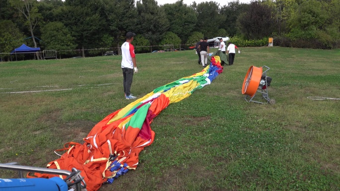 户外准备滑翔伞