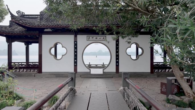 雾霾中西湖三潭印月雷峰塔我心相印亭净慈寺