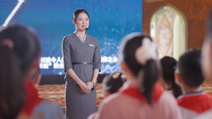 小学生参观展厅博物馆