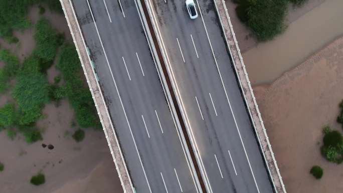 航拍桥梁旋转上升