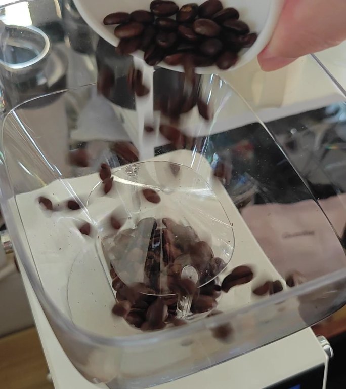 咖啡豆倒入磨豆机