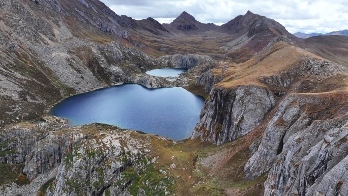 航拍高山湖泊海子全景