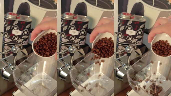 咖啡豆装入研磨机过程