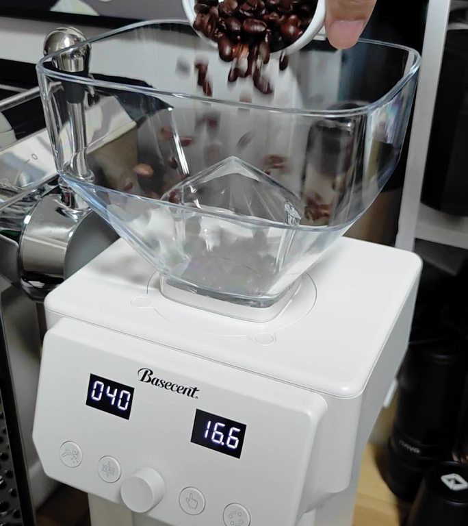 咖啡豆倒入研磨机特写