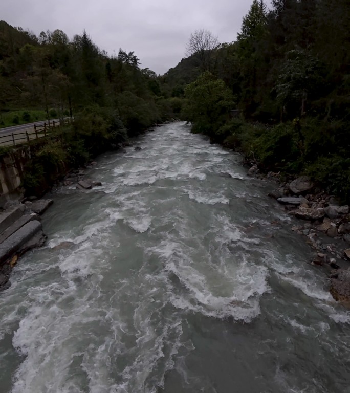 雾气弥漫的森林河流山间溪流瀑布景观
