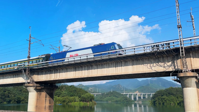 漫画里的绿皮火车