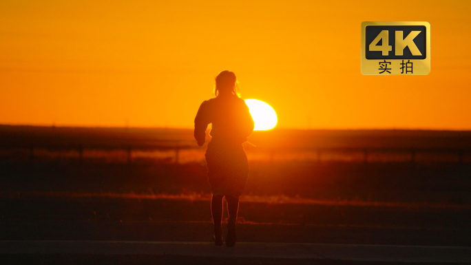 夕阳落日逆光剪影人物户外奔跑背影励志拼搏