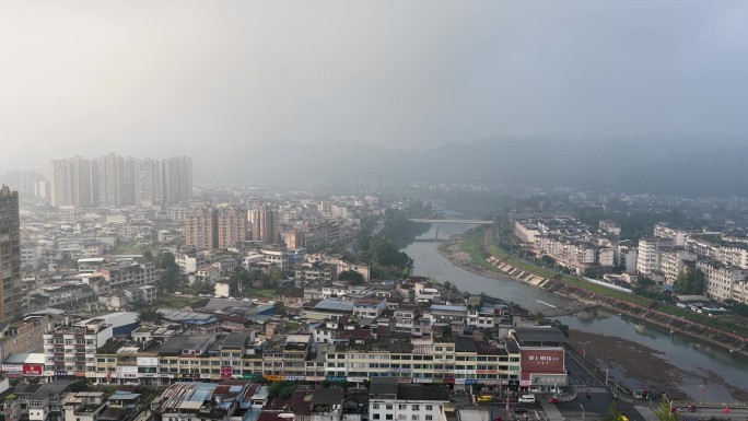 云雾缭绕的江边小镇风光