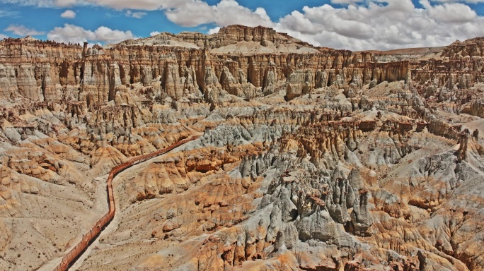 西藏阿里霞义沟土林