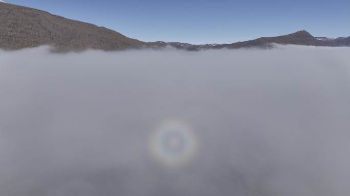 喀纳斯晨雾缭绕佛光照耀