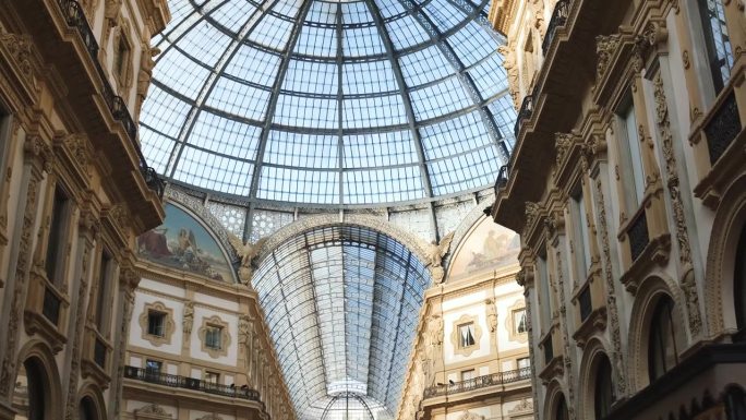 意大利米兰的一个美丽玻璃穹顶，带有天窗。