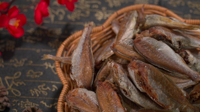 小黄鱼酥 小黄鱼 摆盘 炸小黄鱼 美食