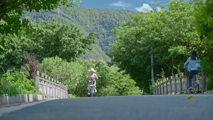 四川旅游西昌邛海骑行游客