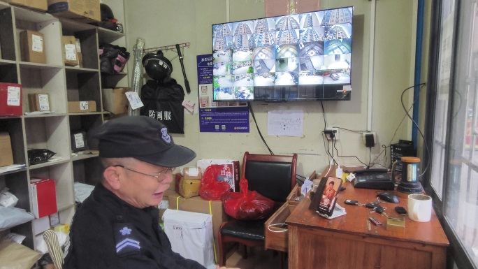 小区监控室值班画面 保安监控实时录像