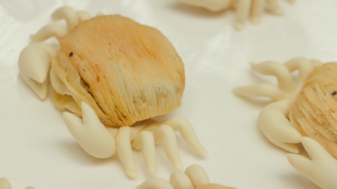 创意美食螃蟹酥点展示