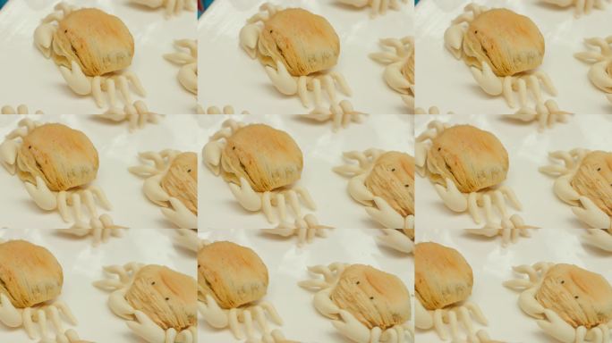 创意美食螃蟹酥点展示