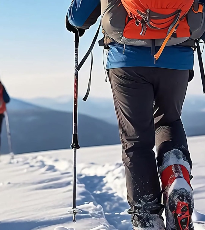 励志团队徒步奋斗攀登雪山奋斗登顶-竖屏