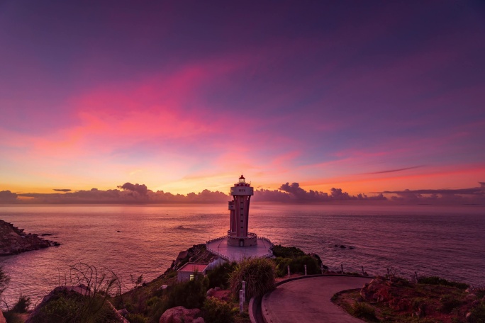 海边灯塔日出航标灯海面朝霞唯美风光8K