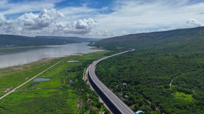 无人机视角：泰国呵叻府那空叻差是玛府的6号高速公路，邦巴因， Lam Ta Khong 河与山。无人