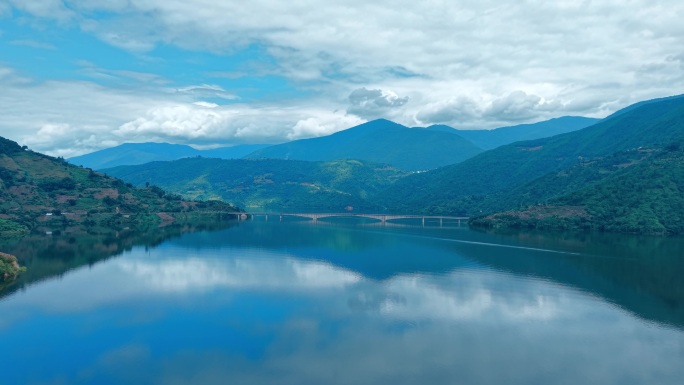 澜沧江山水倒影风光