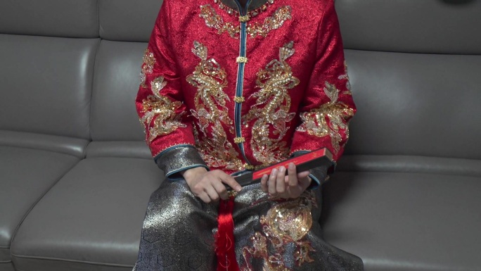 中式秀禾服新郎穿衣服起床