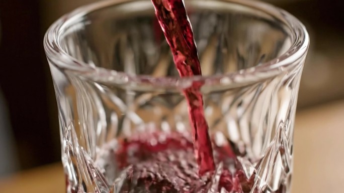 红酒倒入杯中特写